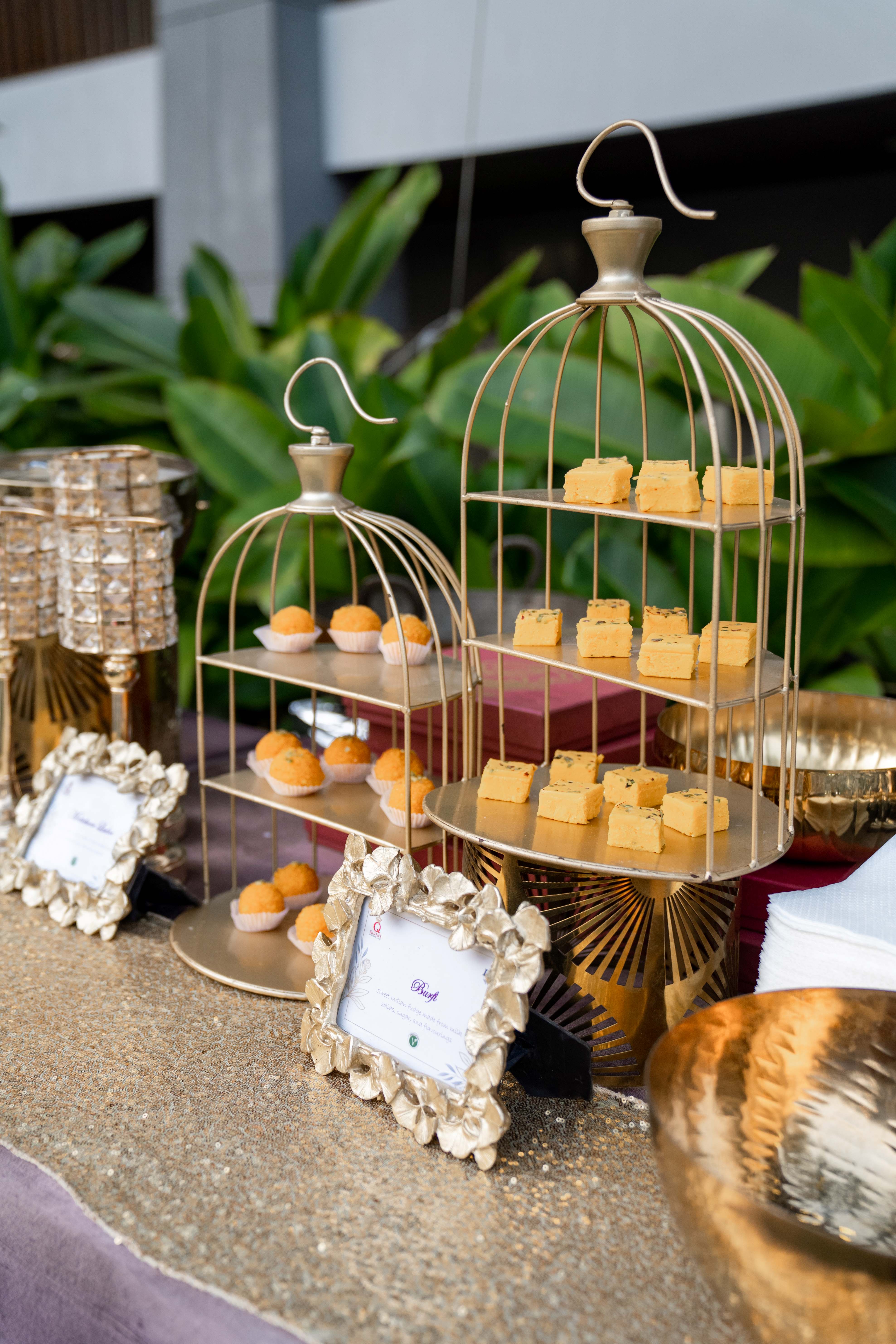 Queen's Catering Bali presents well-curated main courses, desserts, sweets and drinks in your wedding party.