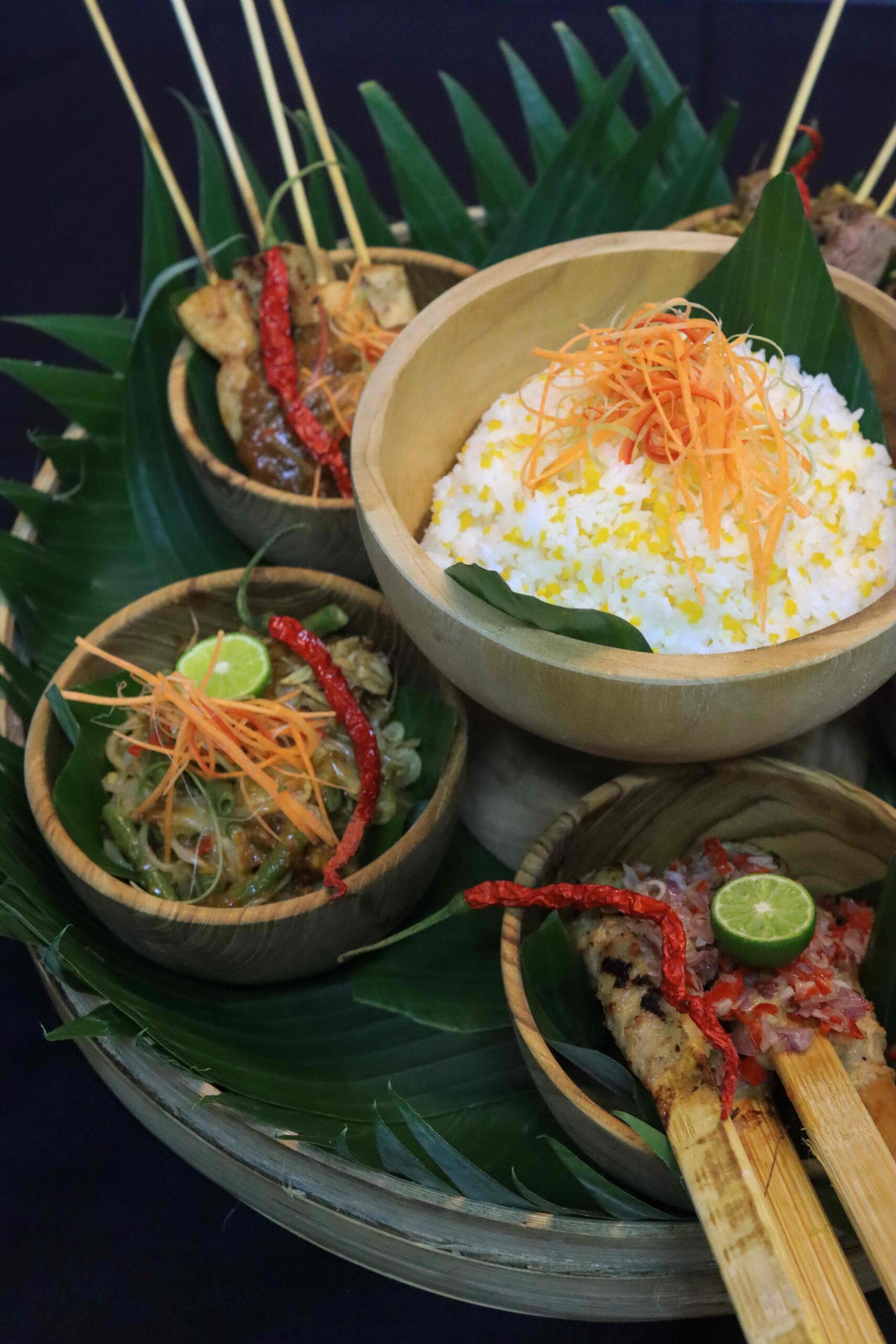 Enjoy a sense of camaraderie with your special ones over the Sate Lilit Ikan (minced fish satay), one of the staple foods in the island's vibrant and boisterous night markets.